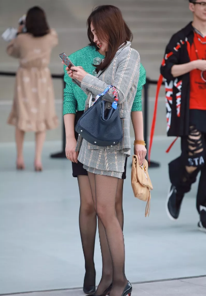 街拍路边自拍的两位黑丝职业装美女，腿型很完美