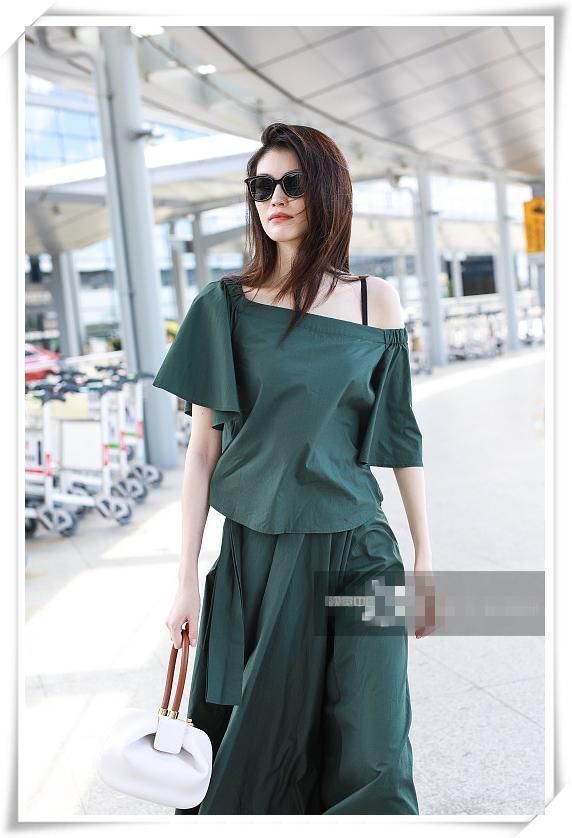 当何穗和姚晨同穿墨绿色露肩裙，网友:差距赶超买家秀和卖家秀!