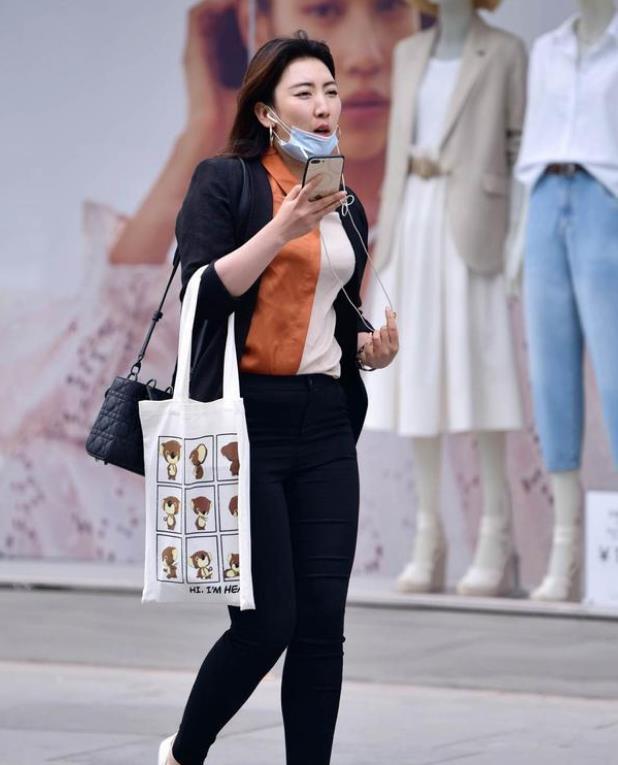 「蓝色」街拍:明眸善睐的美女,一件黑色上衣配蓝色牛仔裤,时尚气质范