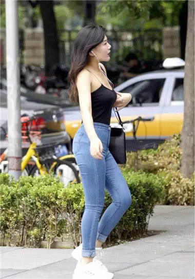 清爽的小姐姐，紧身牛仔裤勾勒丰腴阔达的线条，厚厚的很可爱