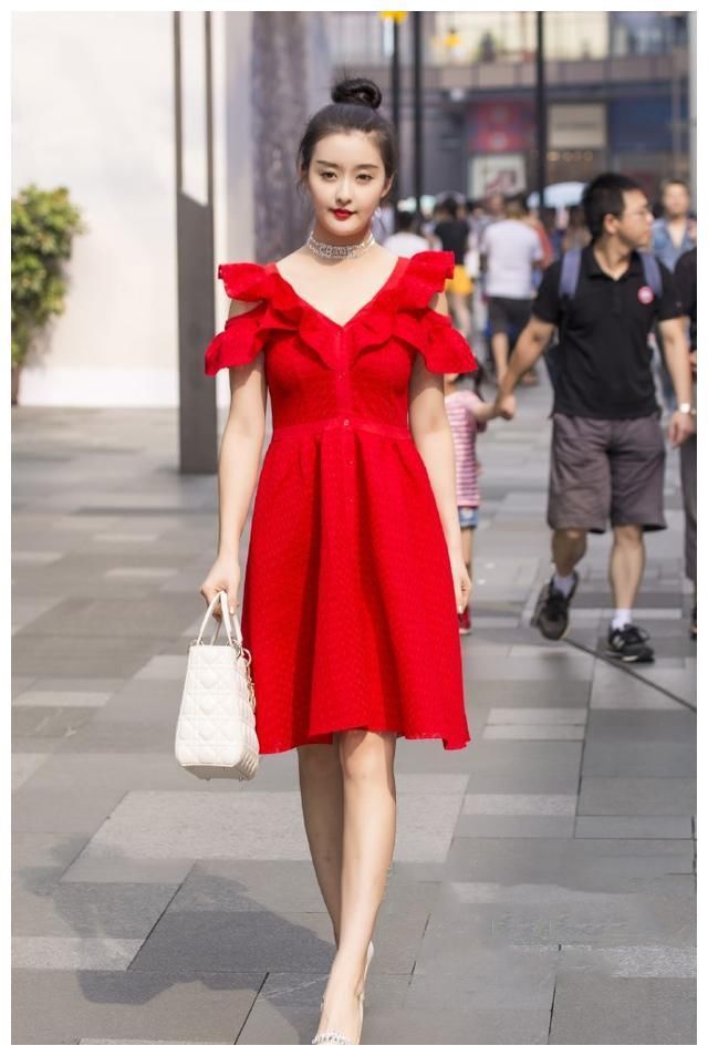 街拍：图1简约潮流，图2身材傲人，图6气质清雅