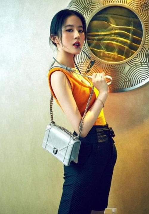 刘亦菲穿了一条有800多个洞的短裙，网友：我不是故意看见的