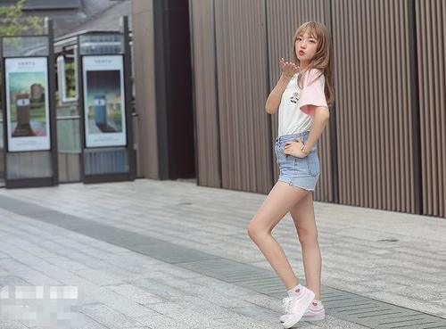 路人街拍，小姐姐的白色蕾丝裙清雅甜美，精致的蕾丝极具熟女魅力