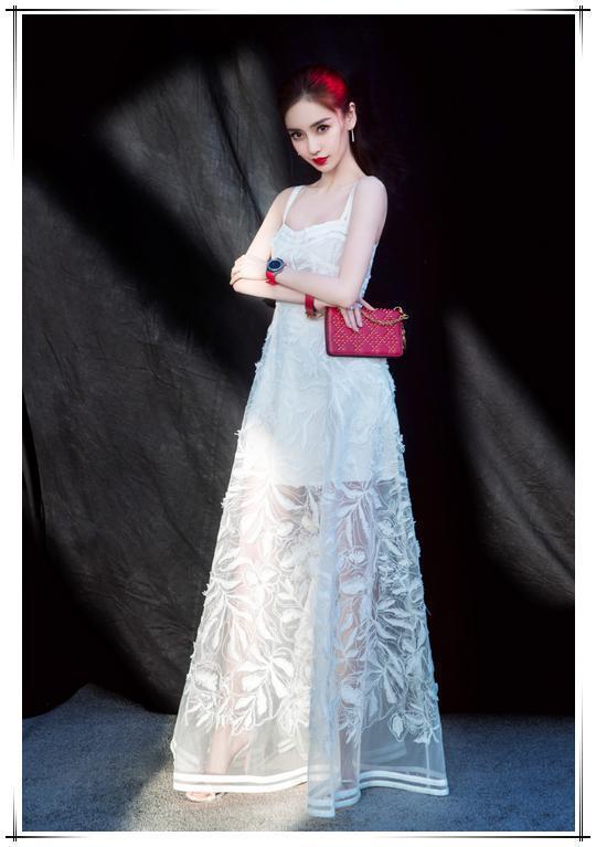 杨颖为艳压，裙子穿到一半就没了，撞上杨幂还不是一秒现回原形