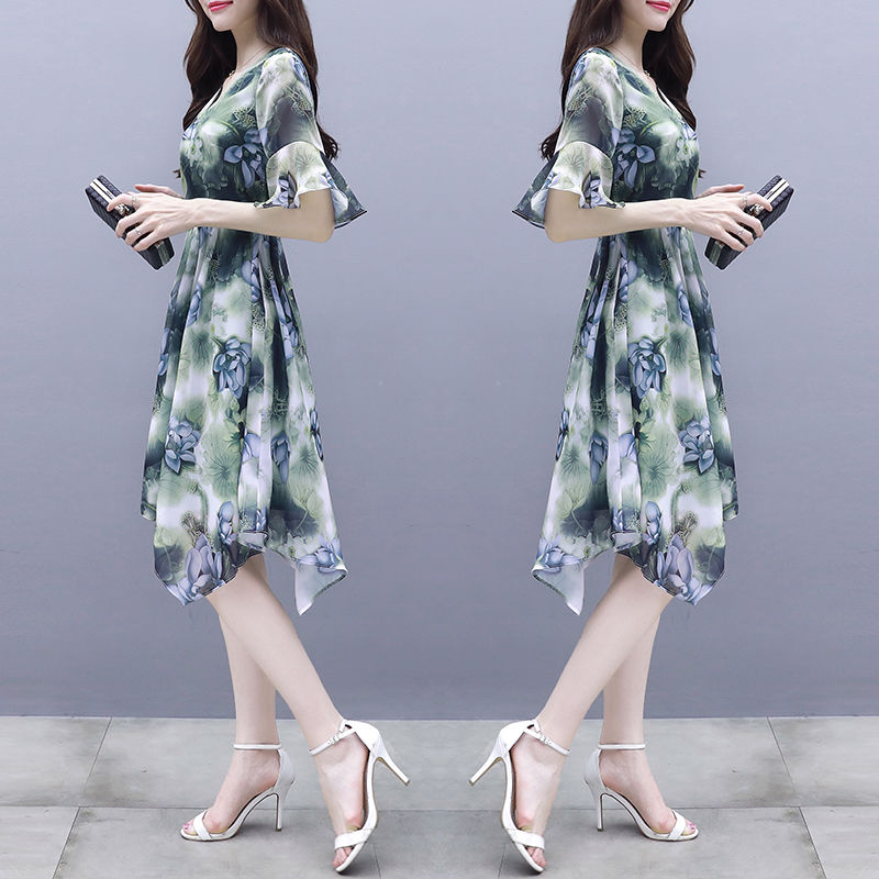 48岁妈妈穿这身裙子+高跟，又瘦又美，看侧影嫩的一呆一呆