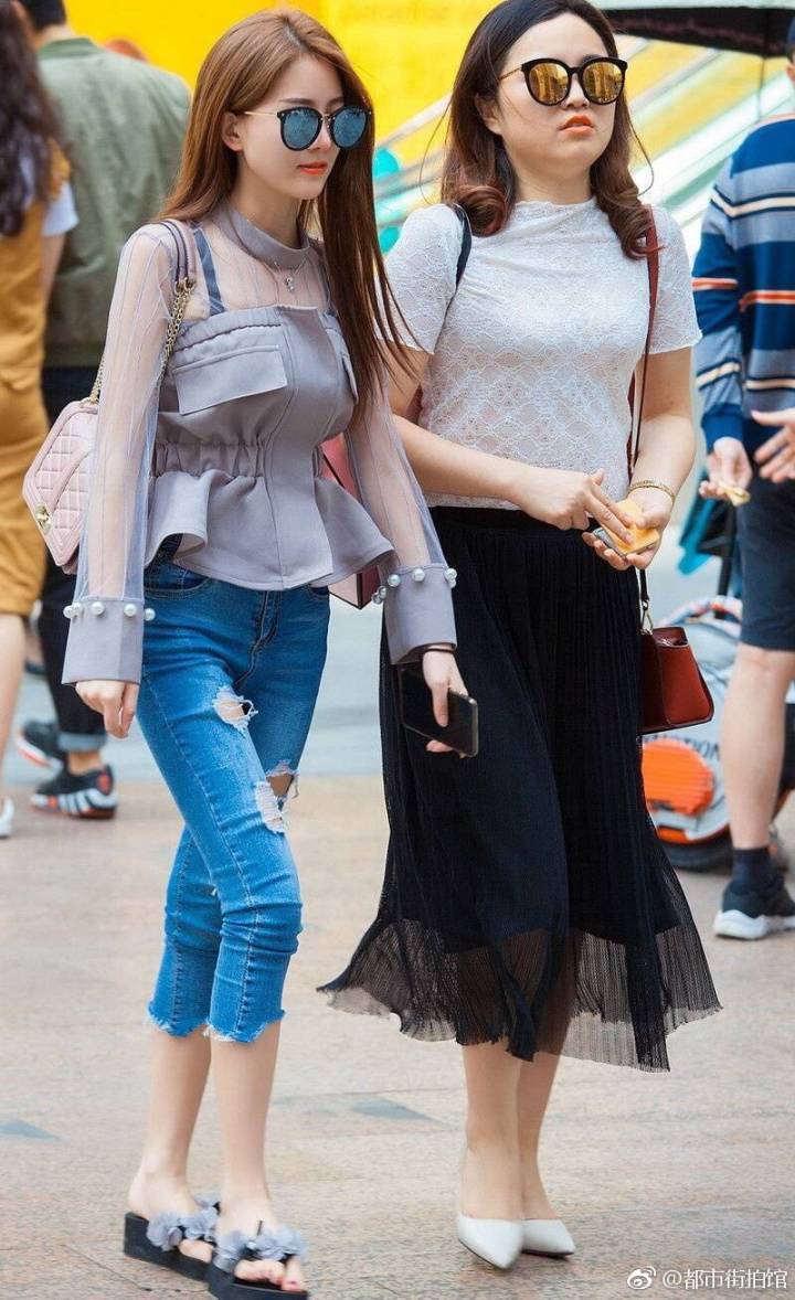 街拍:美女穿破洞牛仔裤出街,难掩性感好身材!