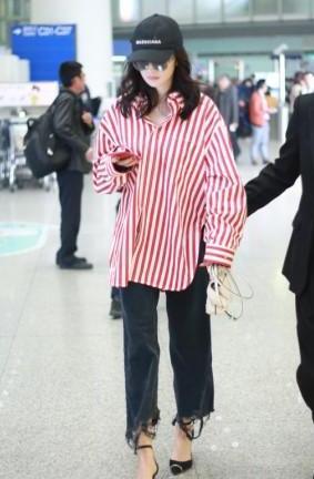 杨幂到底咋想的？鞋子上还要戴个“铁环”，走路不挤脚吗？