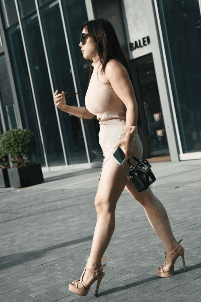 街拍: 时尚的紧身连衣裙才能穿出女性妖娆曲线美!