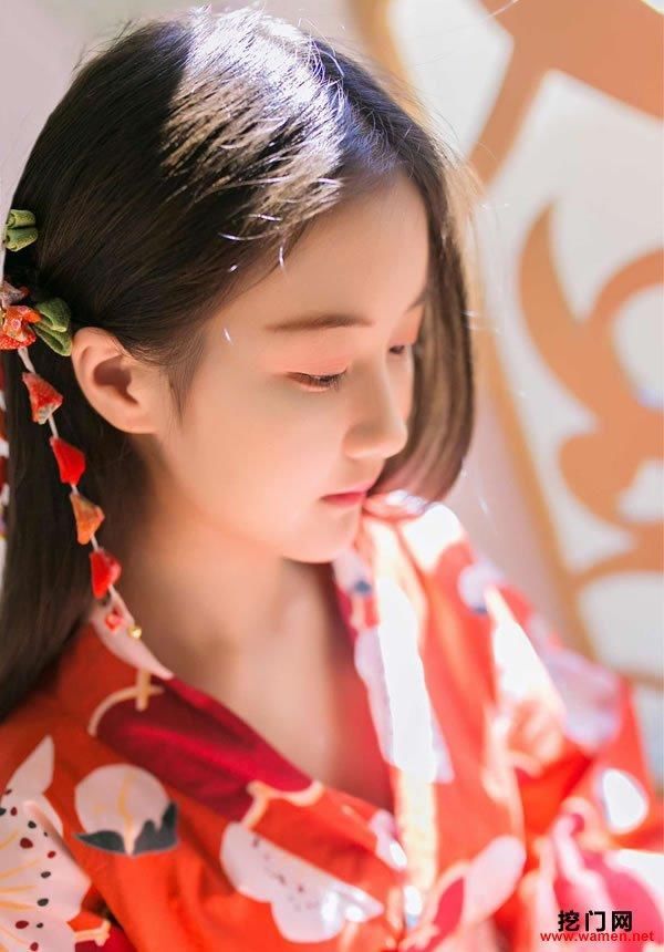五官精致的日本妹子穿和服拍居家写真，美腿修长惊艳诱人！