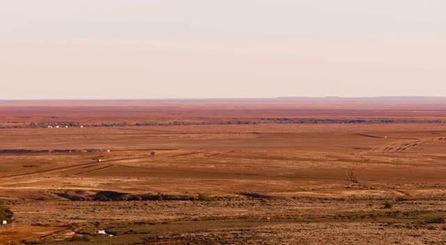 世界上最热的小镇,最高温可达60℃,当地人全都居住在地底下!