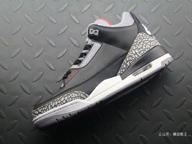 如果说夏天是小白鞋的主场，那么秋冬绝对是小黑鞋的天下！