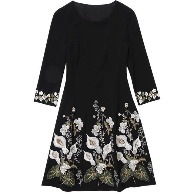 妈妈腰粗屁股大，但秋季穿这“A字裙”，看不出150斤，美上天