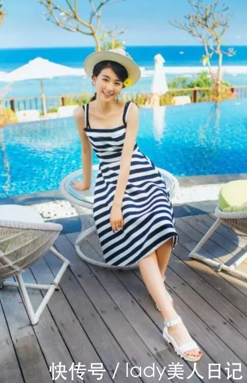 乔欣真的是越来越会穿了，连体裤只穿一半，看着心情好舒畅