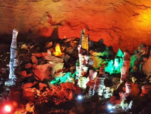 世界之最，黄龙洞属喀斯特岩溶地貌，享有绝世奇观之美誉