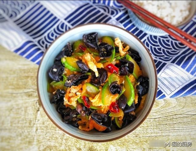 『西葫芦』减脂餐中的神仙蔬菜营养丰富，热量低，还能替代主食，好吃