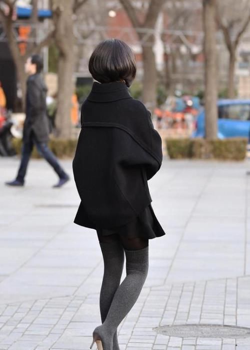  妩媚■潮范儿女神来了，街拍：芳菲妩媚的小姐姐，一件浅色连衣裙外搭黑色皮衣，魅力十足