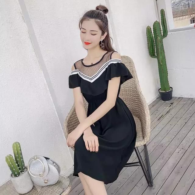 去年的连衣裙别穿了，学学时髦女人这样穿，走哪都是风景线