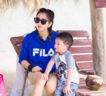 何洁凌晨发文怒斥自媒体：垃圾东西，质问对方良心是不是被狗吃了