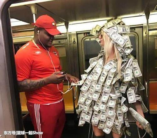 美国美女将钞票绑在身上当裙子穿，男子用这方法将裙子“脱干净”