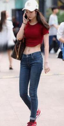 牛仔裤的样式越来越多啦，但是牛仔裤还是主要以水洗蓝色为主