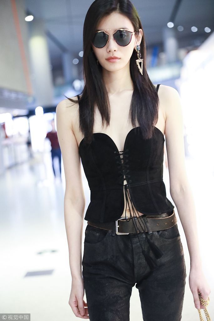 敢穿！奚梦瑶穿吊带马甲性感指数突破天际 迈无敌长腿频撩发似女