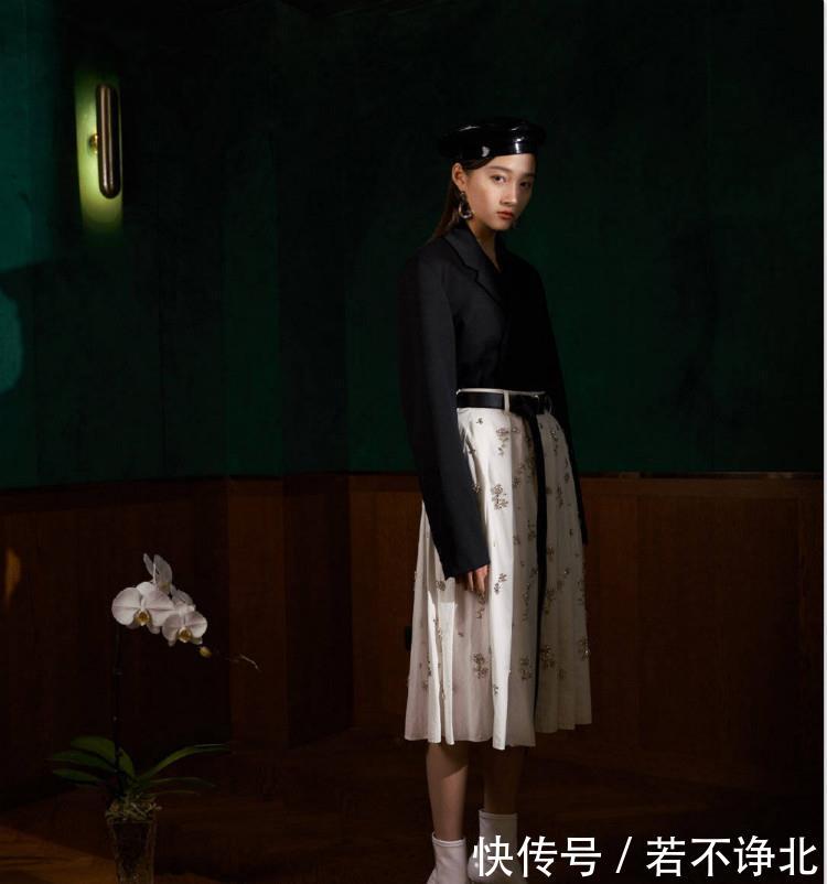 「身穿」林允身穿滑雪服出动,彩色皮筋满是童年味道,做个吃货也不错