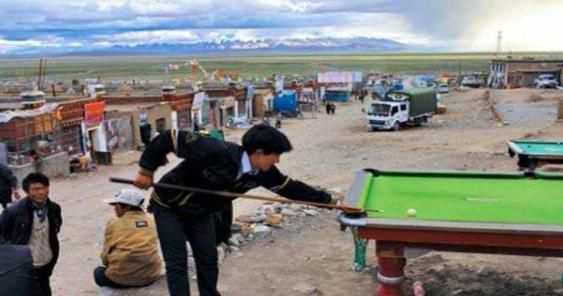 中国边境贫穷小村庄,和西藏隔河相望,当地人羡慕中国人的生活