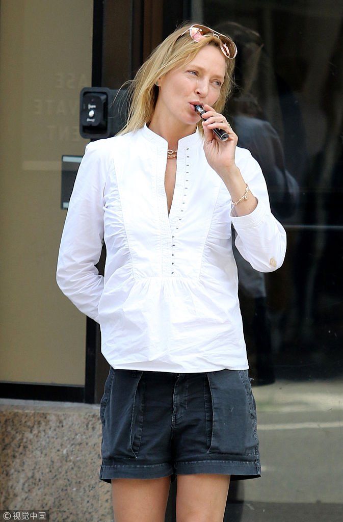 《 杀死比尔》“嗜血新娘”乌玛瑟曼与男子街边热聊 吞云吐雾模样