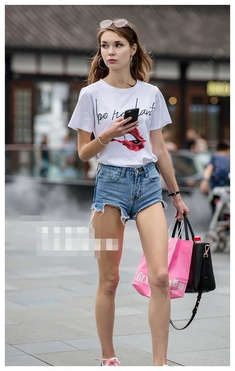 街拍：图五美女穿短裤，白皙水嫩的长腿，我给满分！