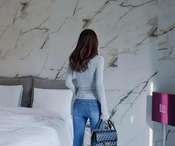 身材高挑的牛仔裤美女，凸显魅力小蛮腰，很招人喜欢