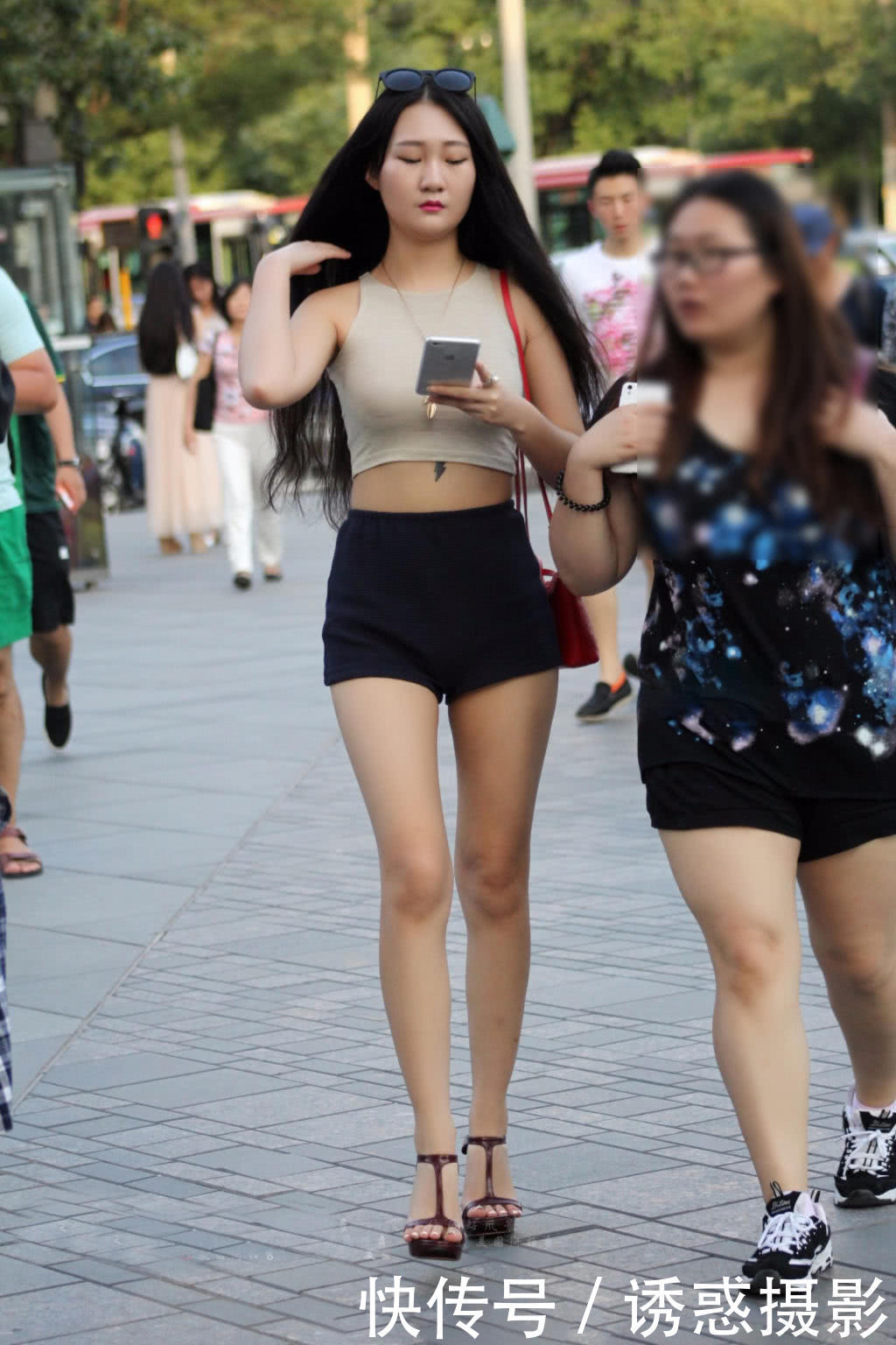 长发小姐姐紧身背心凸显玲珑挺拔上围，优雅撩发动作很是成熟洒脱