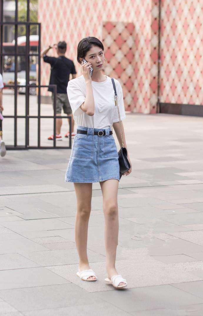 街拍: 超短裤尽显靓丽风景, 小姐姐的身材比例太好了