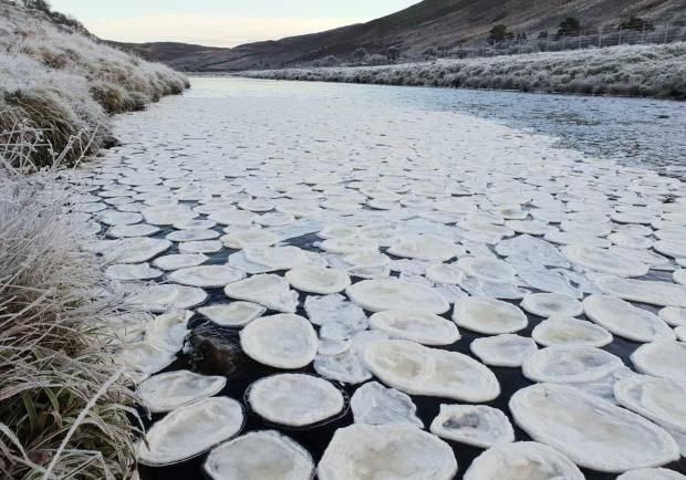 奇特天气现象：芬兰海滩被成千上万冰蛋覆盖，英国曾出现过冰煎饼