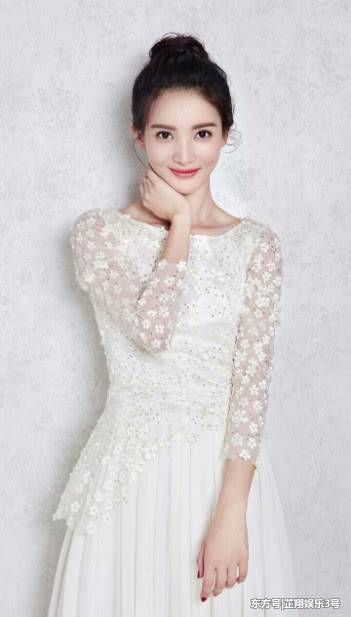 真佩服金晨!素颜现机场“炫腹”，不料因搭错裤子秒变小粗腿