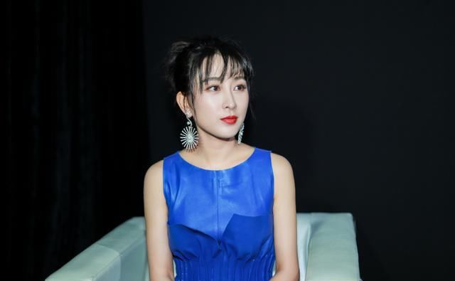 「马苏」马苏也想走气质风了，穿白色正装搭配霸气红唇，展现霸道气场