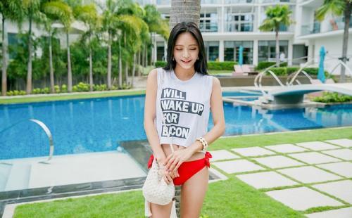 炎炎夏日 度假美女泳池边大秀好身材 带来丝丝清凉