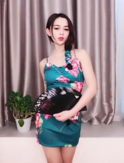  穿搭|精致美女娇艳惊人，美到让人移不开眼睛，更加有格调！
