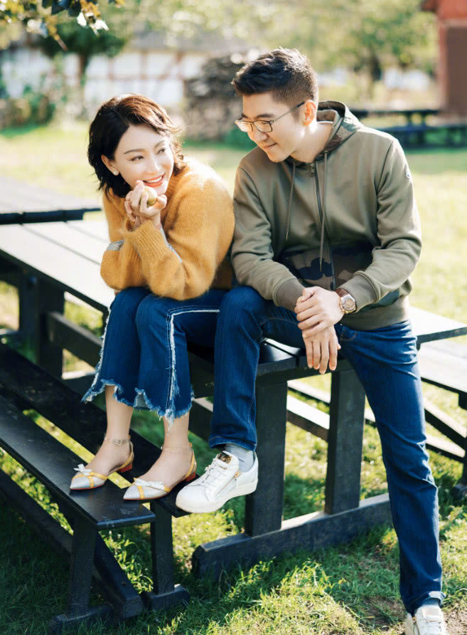 陈数穿牛仔裤减龄，怎么两边缝了“卫生纸”，网友:发型显老!