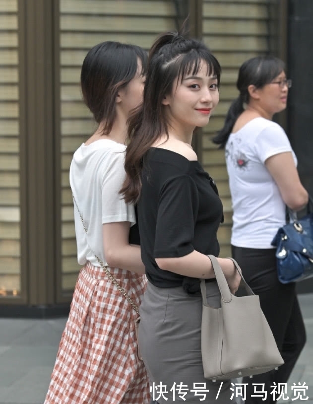 「 闺蜜」但我们的腿一样长，街头又来一对“冒牌闺蜜”我比你矮8公分