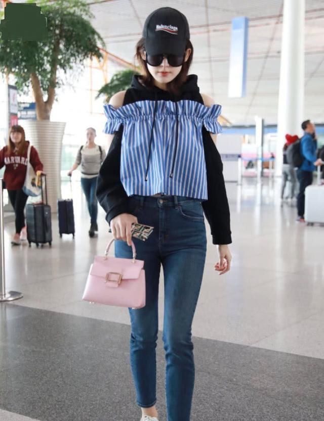 古力娜扎真是把露肩上衣穿出了新高度，网友：脖子捂出汗了吧！