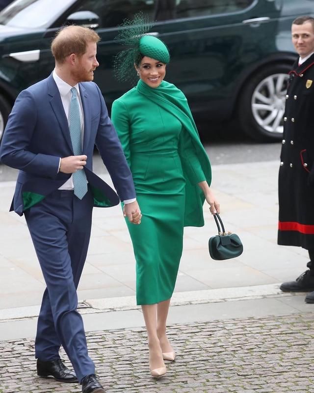 看起来■梅根一身绿用力过猛，凯特绝地反击赢得漂亮！穿旧大衣高贵大气