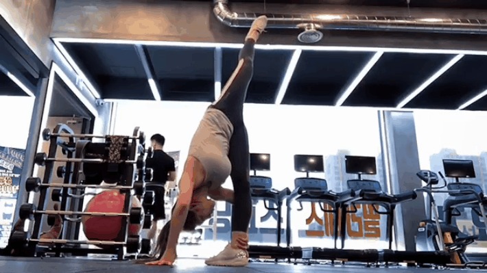 沙漏型健身女神，完美腰臀比，诠释什么叫曲线美！