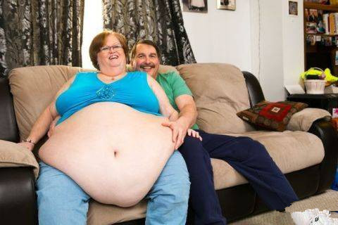 一女子腰围两米四, 通过直播吃饭成为富婆, 还娶了自己的迷弟