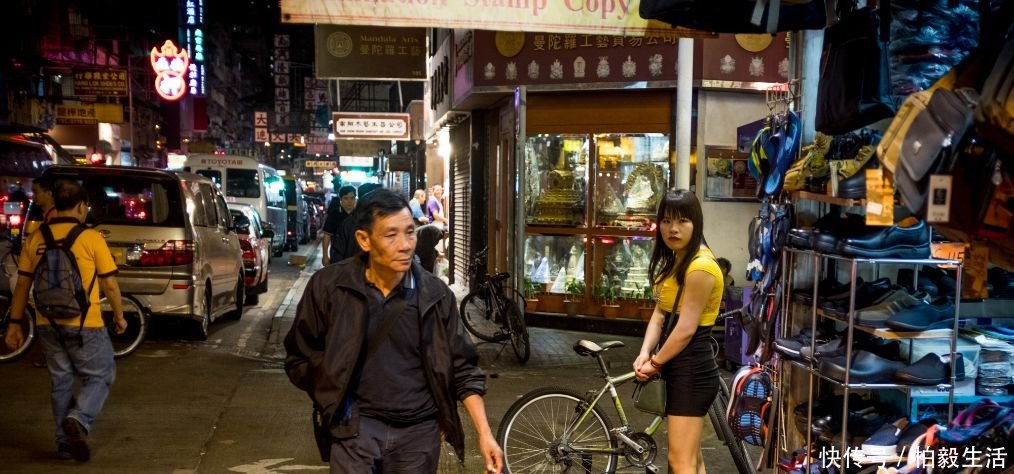 实拍香港的夜晚年轻人满脸麻木，七八十岁的老人还在为生活打拼