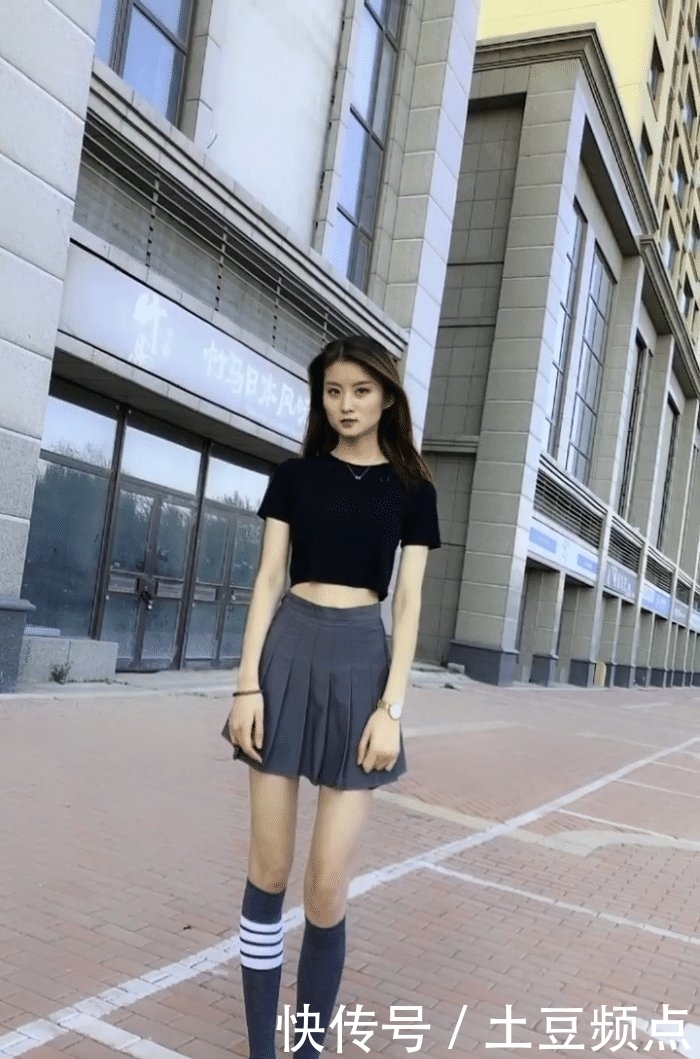  偶遇@街头偶遇穿着短裙跳舞的美女，动作标准，演绎魅力十足