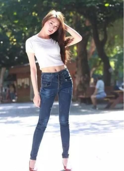  大胆|性感大胆穿搭牛仔裤美女，这样的好身材，果然穿衣很任性！
