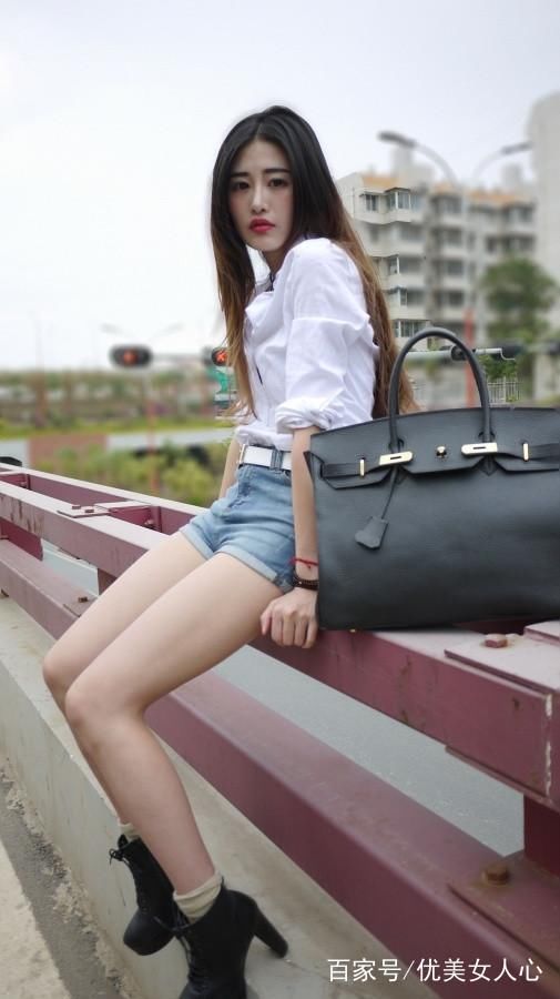 搭配牛仔短裤的白领美女，一双长腿气质迷人，惹得路人纷纷回首