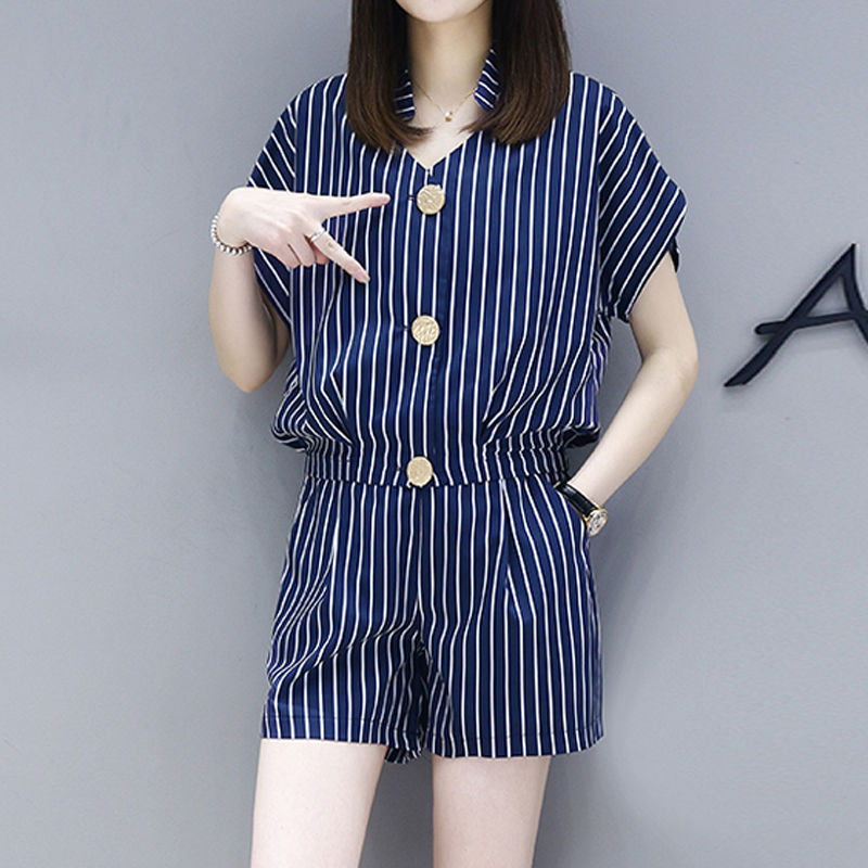 比连衣裙洋气万倍的清新套装，40岁女人就要这么穿，精致有档次