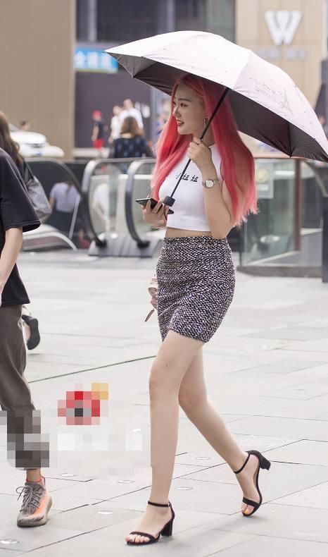 女人们穿衣包裹出紧致好身材,露出迷人的女神范!