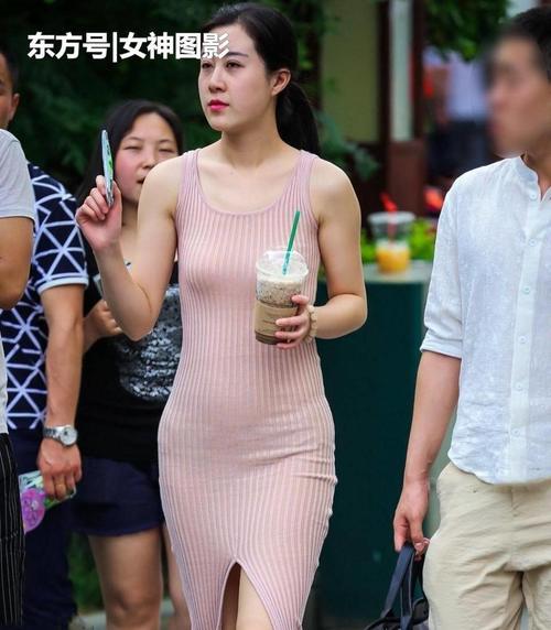 街拍美女：穿粉红紧身裙的小姐姐，优雅时尚！